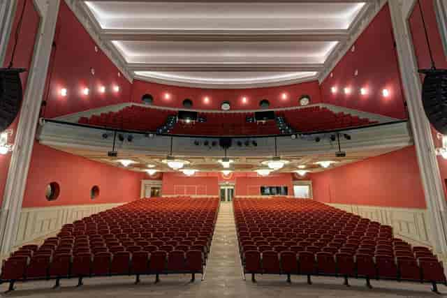 Tiered theater meeting room at UMusic Hotel Madrid for corporate events and plenary sessions.