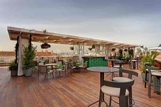 Rooftop cocktail venue at Nota Alta Madrid with central bar for networking events.