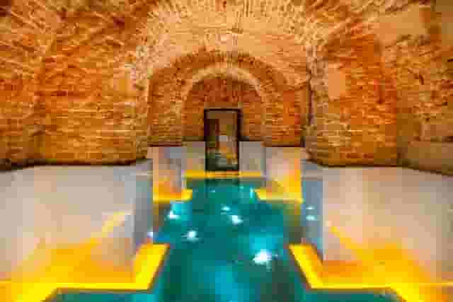 Swimming pool