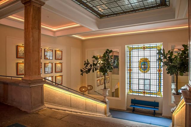 SALON DE COLUMNAS