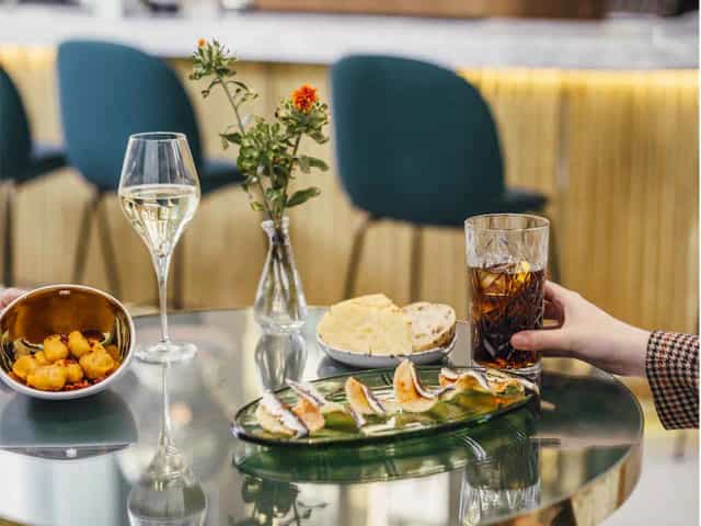 Upscale Lobby Bar Garra for VIP networking and luxury incentive receptions with premium tableware.