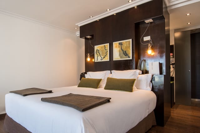 Contemporary Vincci Centrum hotel room with king bed for VIP business travel and incentive events.
