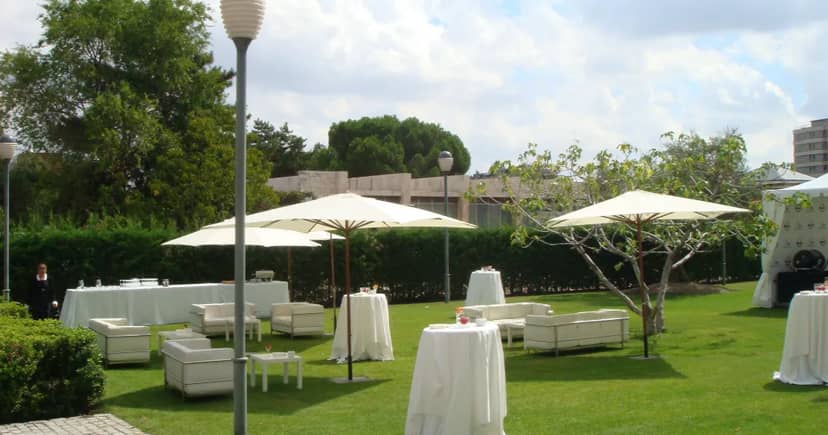 Cocktail reception lounge with white sofas at Fundación Canal for upscale corporate events.