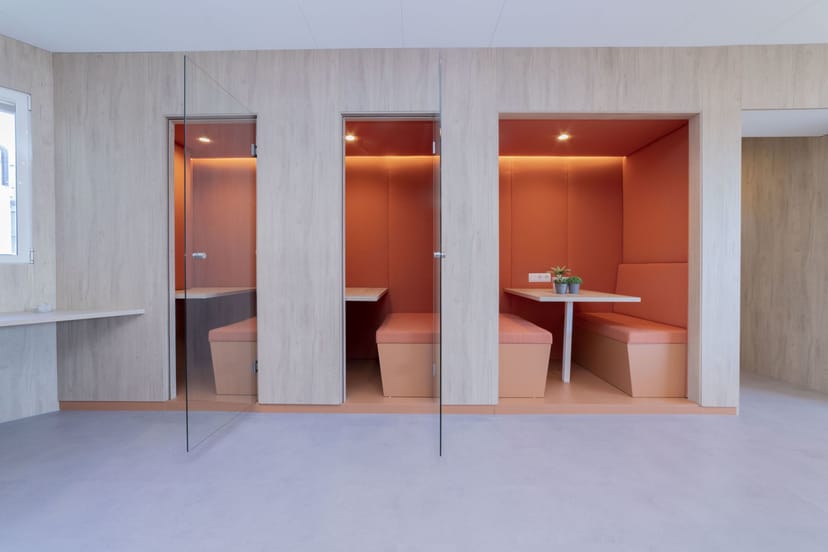 Modular breakout pods in INSPIRA meeting room for private event collaboration and workspaces.