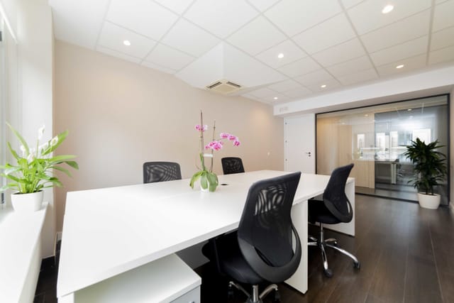 INSPIRA meeting room with minimalist decor, ideal for small-group strategy sessions and workshops.