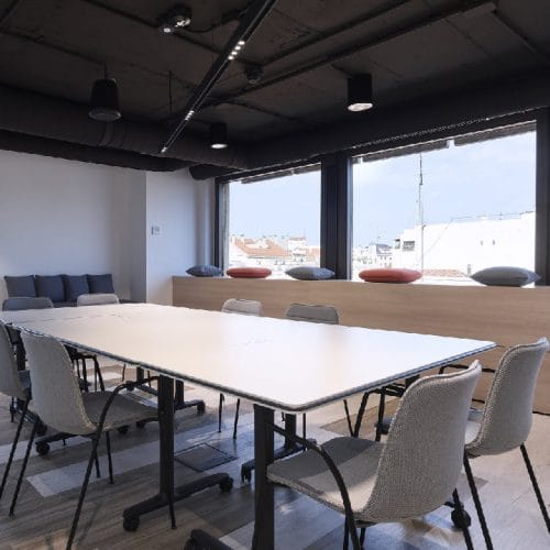 Modern breakout room at Luchana 23 for corporate workshops and team brainstorming sessions.