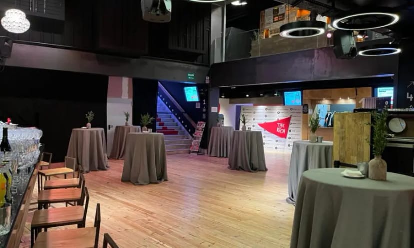 Industrial-chic event venue in Luchana 23, perfect for networking receptions and cocktail parties.