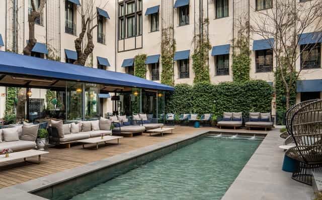 Elegant courtyard venue at CoolRooms Palacio de Atocha for networking and cocktail events.