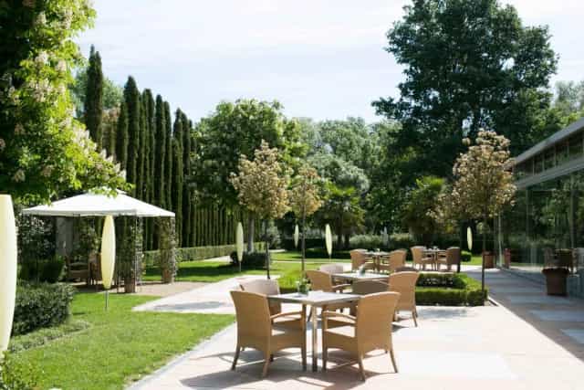 La Quinta de Jarama garden patio for upscale networking events and professional corporate sessions.