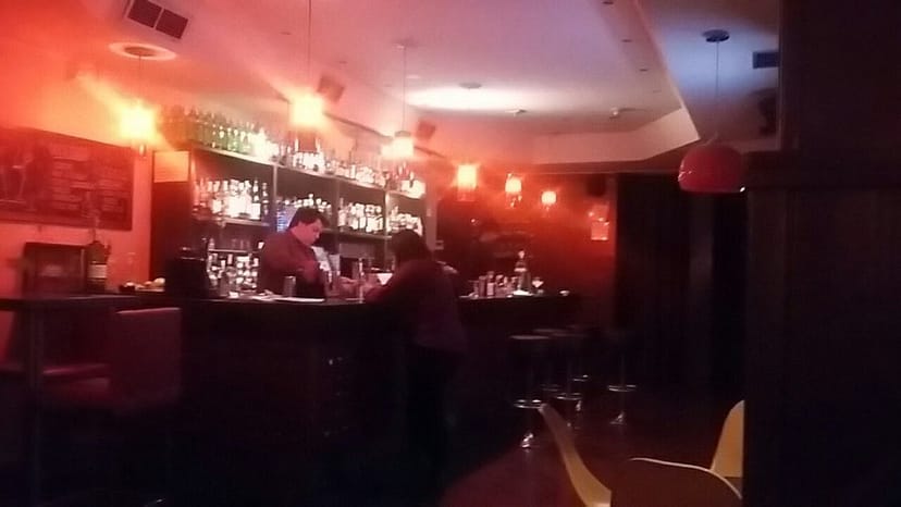 Gastronomía at Tempo Club: intimate bar setting for professional networking and mixer events.