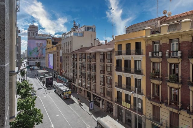 Modern meeting rooms at Aloft Madrid Gran Via for urban corporate conferences and off-site events.