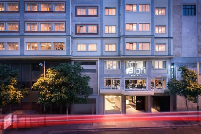 Modern Aloft Madrid Gran Via meeting room for corporate events and business conferences.