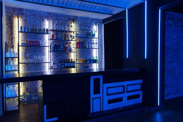 Modern bar at Espacio Balboa with LED lighting, ideal for evening receptions and networking events.