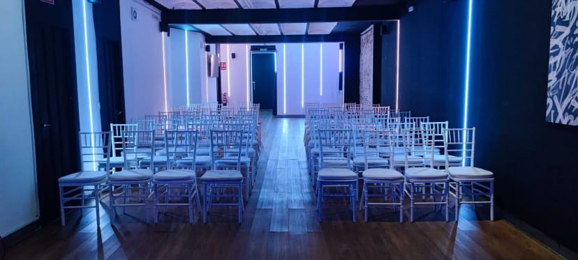 Modern Espacio Balboa bar area with theater seating for corporate conferences or workshops.