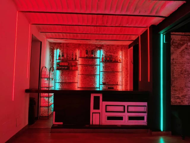 Modern LED-lit bar at Espacio Balboa for evening networking events and corporate after-parties.