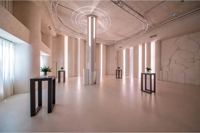 Minimalist cocktail reception venue at Espacio ABC with architectural lighting for events.