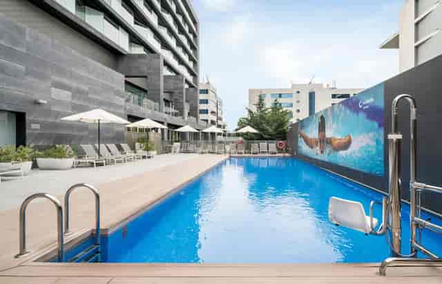 Modern hotel pool deck at Hotel ILUNION Atrium for corporate incentive and networking events.