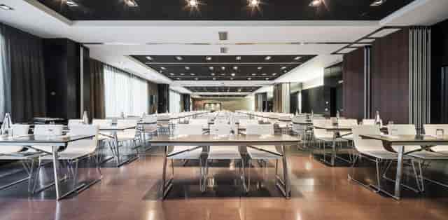 Classroom-style conference room at Hotel ILUNION Atrium for corporate training and seminars.