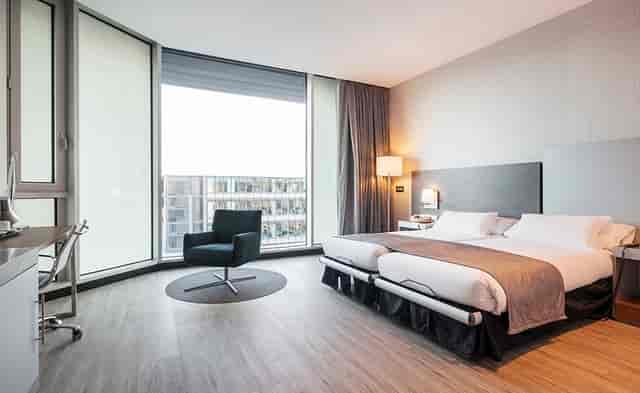 Fórum Room at Hotel ILUNION Atrium: Modern corporate workspace for professional business meetings.