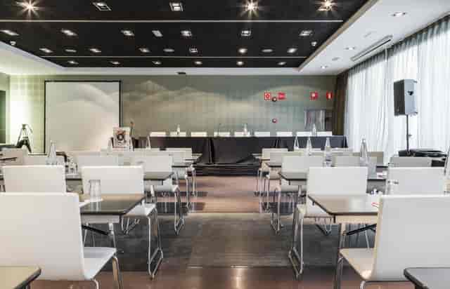 Classroom-style Fórum Room at Hotel ILUNION Atrium for corporate training and seminars.