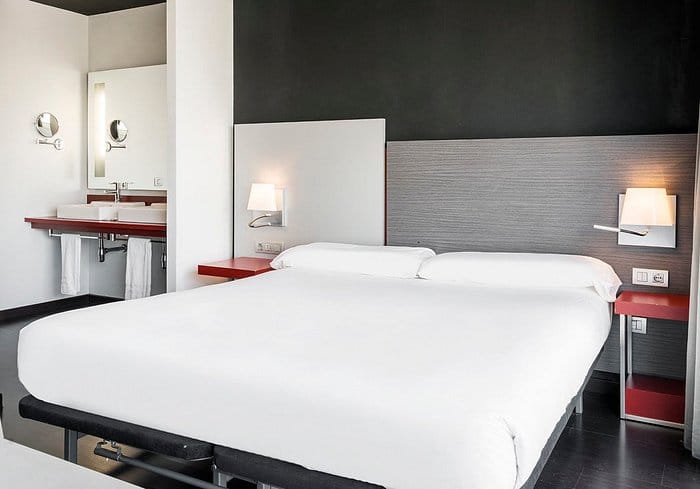 Modern Fórum Room at Hotel ILUNION Atrium for efficient conference accommodation and business travel.