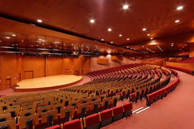 Príncipe Felipe auditorium with wooden stage for corporate conferences and plenary sessions.