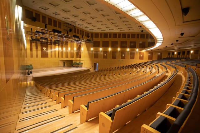 Palacio Municipal IFEMA auditorium with tiered seating for corporate plenary and keynote events.