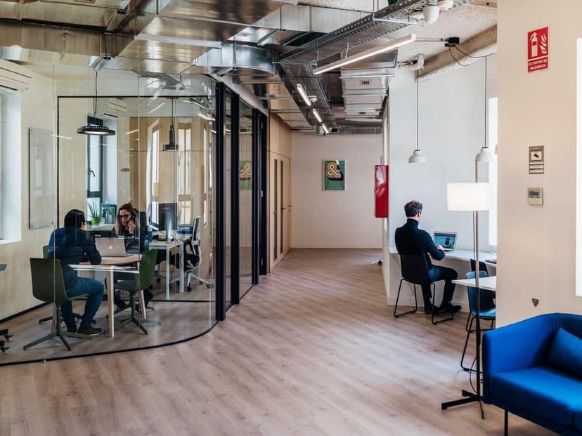 El Torreón hybrid workshop room in Madrid with glass breakout space for meetings and coworking.