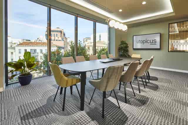 Modern boardroom at El Torreón Madrid with ergonomic seating for business meetings and workshops.