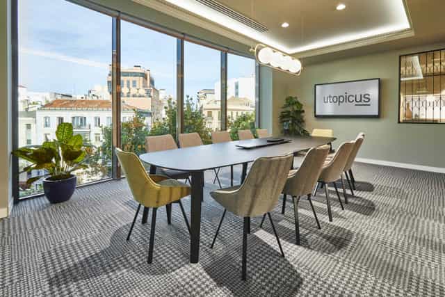 Modern boardroom at El Torreón Madrid with ergonomic seating for business meetings and workshops.