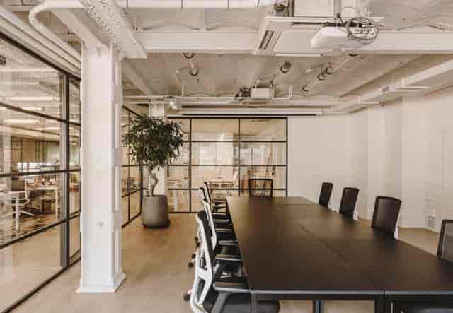 Modern meeting room in Madrid with industrial design for corporate workshops and hybrid events.