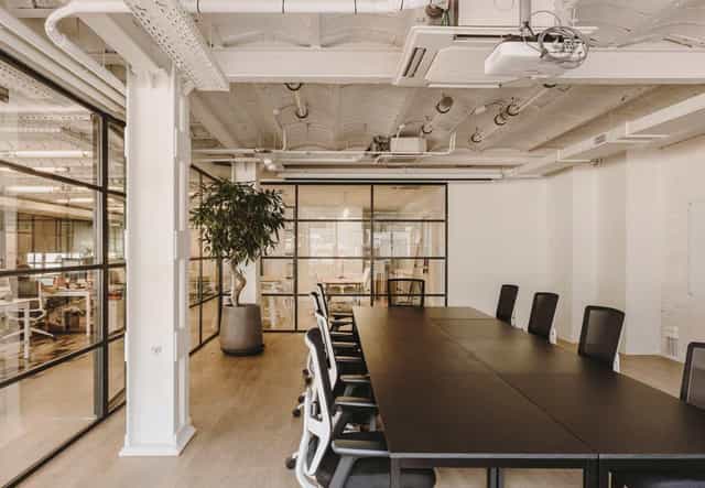 Modern meeting room in Madrid with industrial design for corporate workshops and hybrid events.