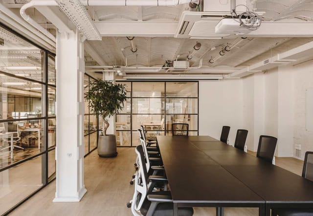 Modern meeting room in Madrid with industrial design for corporate workshops and hybrid events.