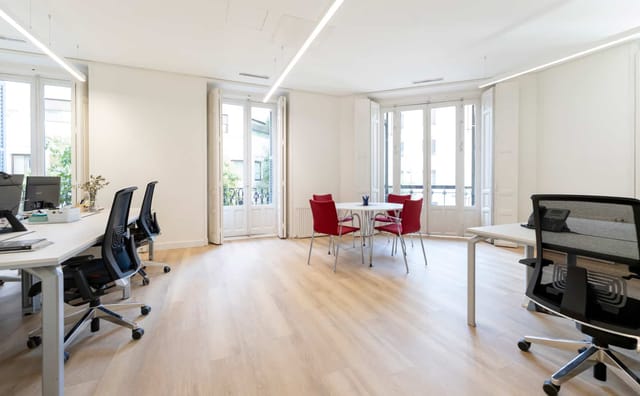 Meeting room in Coworking Lexington with natural light for hybrid work and professional breakouts.
