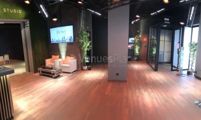 Modern multi-purpose event space with breakout lounge, ideal for corporate workshops and meetings.