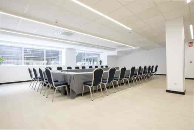 U-shaped boardroom at Hotel Chamartín with pillar, ideal for business meetings and conferences.