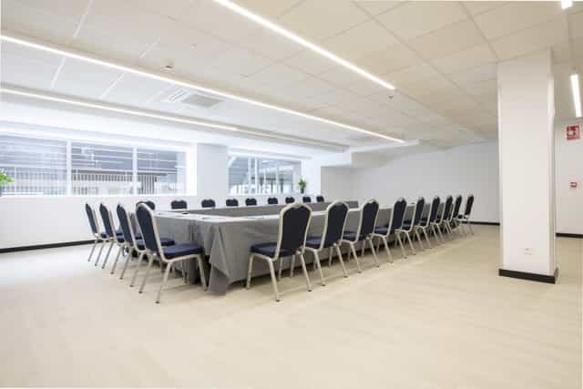 U-shaped boardroom at Hotel Chamartín with pillar, ideal for business meetings and conferences.
