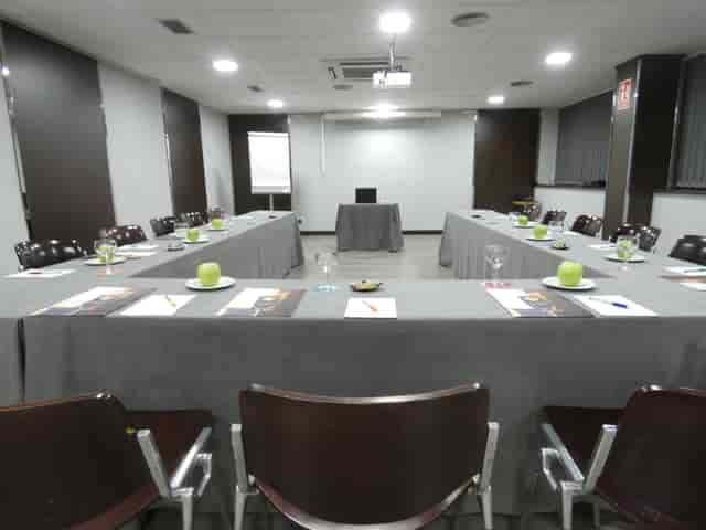 U-shape boardroom at Hotel Chamartín The One for business workshops and corporate presentations.
