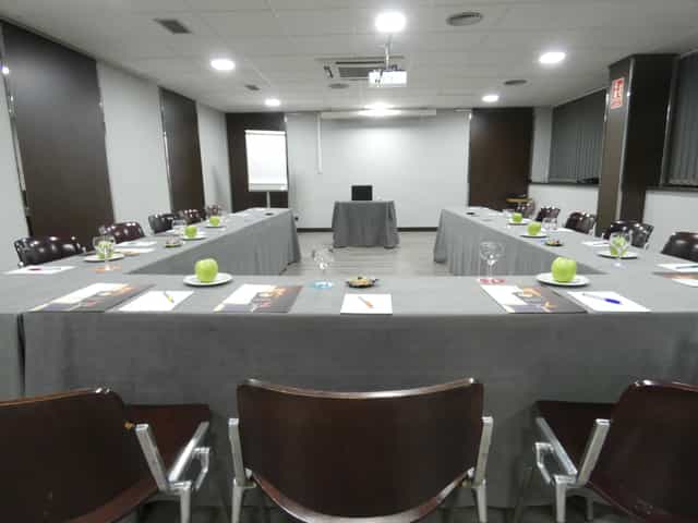 U-shape boardroom at Hotel Chamartín The One for business workshops and corporate presentations.