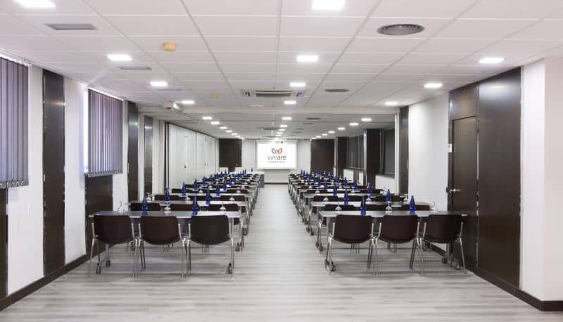 Classroom-style meeting room at Hotel Chamartín The One for corporate training and presentations.