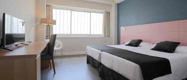 Modern hotel room with desk at Hotel Chamartín The One for corporate events and business travel.