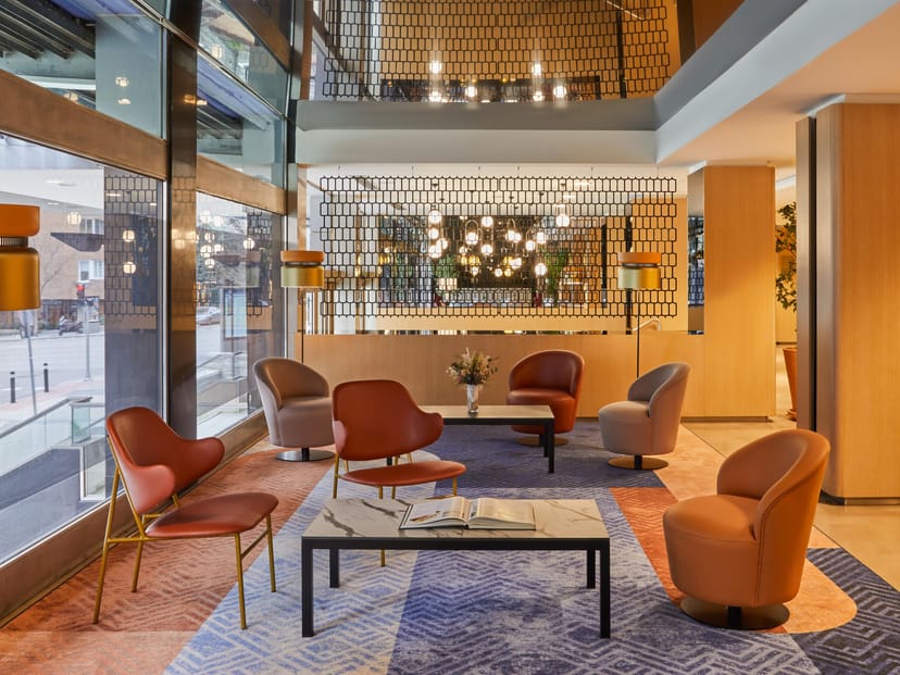 Modern hotel breakout space at Múcaro Madrid for corporate networking and small conference meetings.