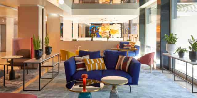Múcaro lounge at Crowne Plaza Madrid: modular seating for modern conference networking events.