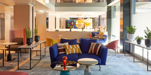 Múcaro lounge at Crowne Plaza Madrid: modular seating for modern conference networking events.