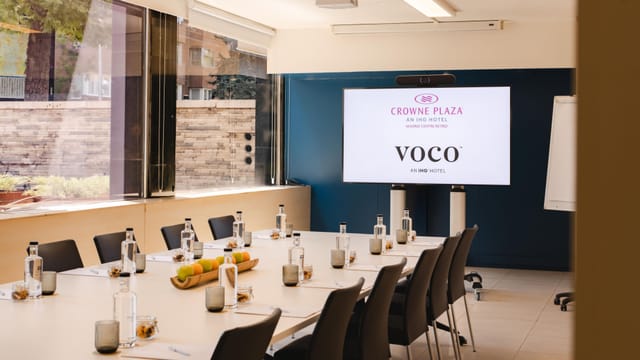 Boardroom setup with display screen for professional corporate meetings in Madrid.