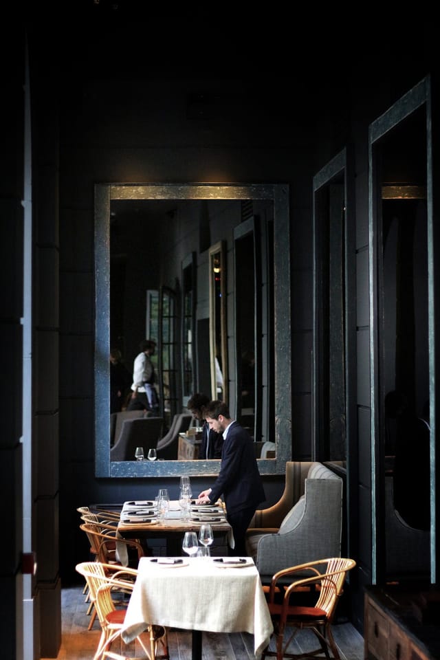 Sophisticated lounge at Tragaluz Madrid, ideal for professional networking and breakout sessions.