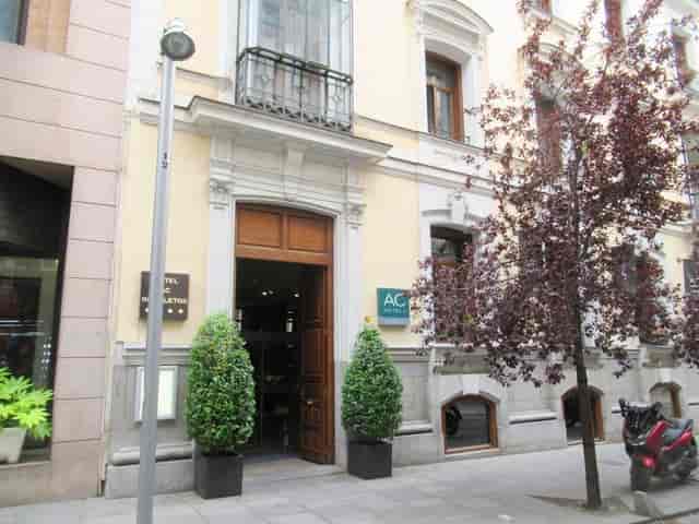 AC Hotel Recoletos Fórum A: boutique entrance for corporate meetings and executive board sessions.
