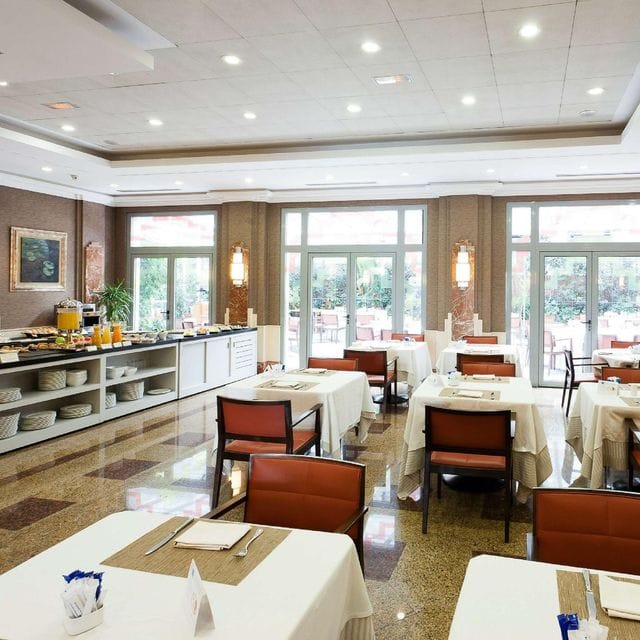 Natural light breakfast space at VP SOGNIO Metropolitano for breakout sessions and networking events.