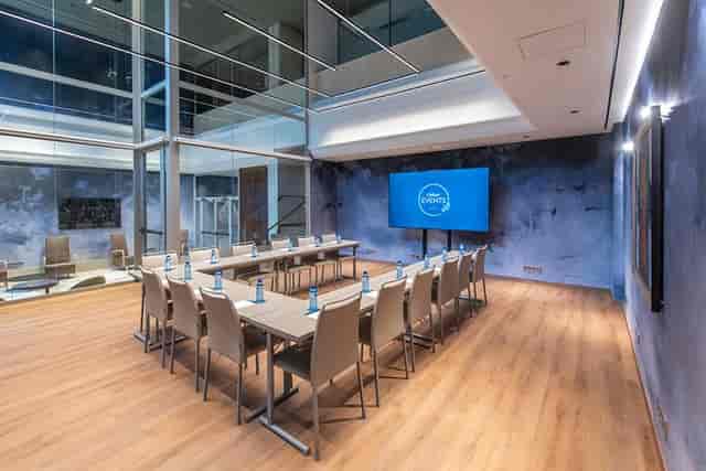 Modern U-shape boardroom at VP SOGNIO Metropolitano for corporate meetings and workshops.