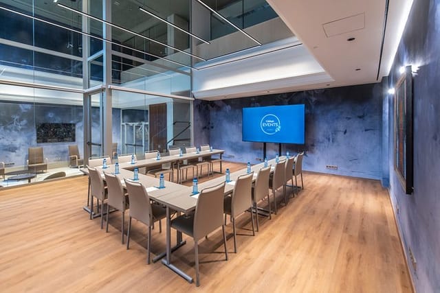 Modern U-shape boardroom at VP SOGNIO Metropolitano for corporate meetings and workshops.